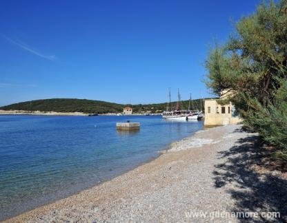 Apartmani Tamaris, private accommodation in city Cres, Croatia - Plaža