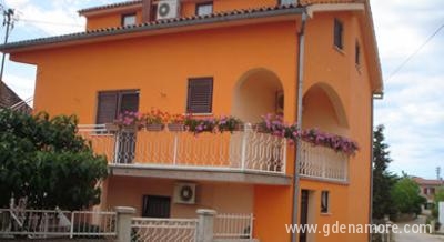 APARTMAN DENNI, zasebne nastanitve v mestu TAR, Hrvaška