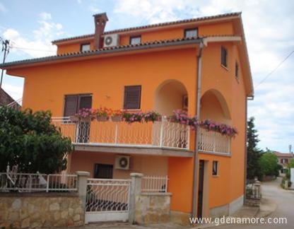 APARTMAN DENNI, private accommodation in city TAR, Croatia