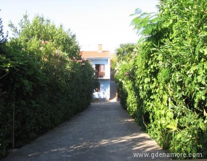 Villa u vrtu sa bazenom blizu mora, privatni smeštaj u mestu Zadar, Hrvatska - ulaz u vrt