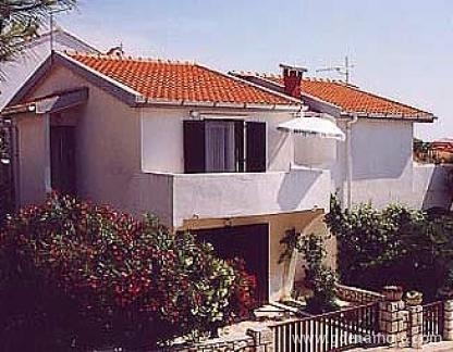APARTMANI TONI, alloggi privati a Pag Mandre, Croazia - kuća