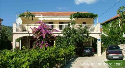 Apartmani Čičak prvi red do mora, Privatunterkunft im Ort Vinišće, Kroatien