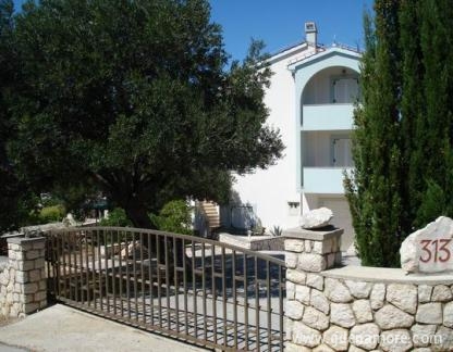 Apartmani Jaki&scaron;nica, частни квартири в града Novalja, Хърватия - Pogled sa ulice