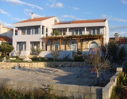 Apartmani Pe&scaron;a, Privatunterkunft im Ort Zaton, Kroatien