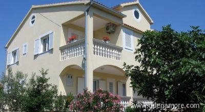 Apartmani &#34;Đuzelovi dvori&#34;, Privatunterkunft im Ort Vodice, Kroatien