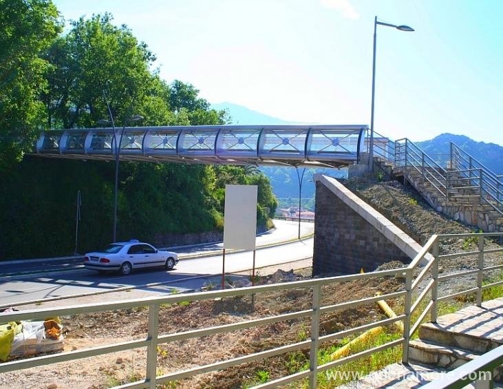 pešački most prema plaži