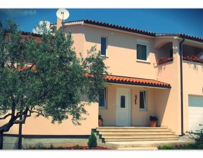 Apartmani Irena, private accommodation in city Fažana, Croatia - Slika kuće u kojoj se nalaze apartmani